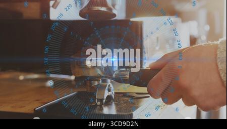 Schieben des Portafilters mit Kaffeesatz in den Kopf der Espressomaschine über der Abtropfschale im Café Stockfoto