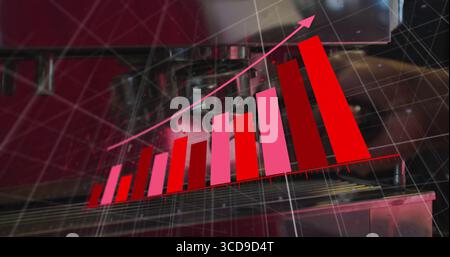 Anzeige eines aufsteigenden roten und rosafarbenen Balkendiagramms mit Pfeil über der Bearbeitungswerkstatt, dem CNC-Kopf und den Klemmen Stockfoto