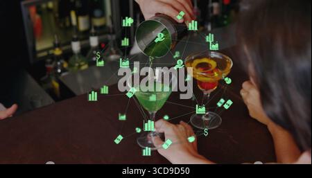 Barkeeper, der Cocktails aus dem Shaker in Martini-Glas an der Bar gießt, Coupé und digitale Grafiken Stockfoto