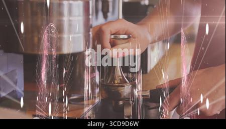 Drücken Sie die Hände des Barista herunter, und drücken Sie Kaffeesatz im Portafilter an der Theke mit Metallmanipulator Stockfoto