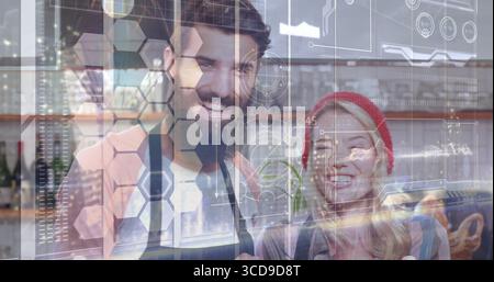 Stehende Barista tragen Schürzen am Café-Theke, zeigen Flaschengläser und UI-Overlays Stockfoto