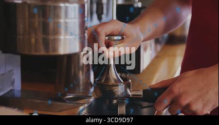 Barista-Hände drücken, Kaffee an der Kaffeekasse in den Portafilter drücken, mit Metallmanipulator Stockfoto