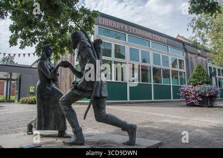 Die legendären Liebenden Robin Hood und Maid Marian von Neale Andrew 1998, mit dem Hintergrund der Edwinstowe Library Stockfoto