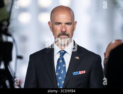 Washington DC, USA. August 2025. Terrance C Cole, Verwaltungsrat. Die Drug Enforcement Administration (DEA) und der Interims Federal Commissioner des District of Columbia Metropolitan Police Department (MPD) werden am 12. August 2025 vor dem Weißen Haus in Washington, DC, USA, für das Fernsehen interviewt. Quelle: MediaPunch Inc/Alamy Live News Stockfoto