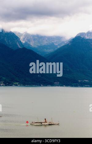 Blick auf den Genfer See aus der Vogelperspektive, umgeben von Schweizer Alpen, malerischer Landschaft, blauem Wasser, grünen Tälern und malerischen Städten. Stockfoto