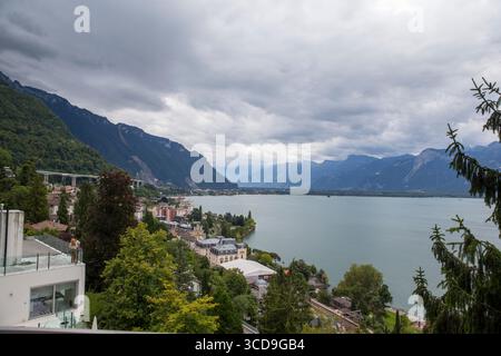 Blick auf den Genfer See aus der Vogelperspektive, umgeben von Schweizer Alpen, malerischer Landschaft, blauem Wasser, grünen Tälern und malerischen Städten. Stockfoto