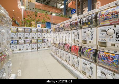 Münzautomaten für Spielzeugautomaten mit Gashapon-Kapselspielzeug im Terminal 1 am internationalen Flughafen Kansai, Osaka, Kansai, Honshu, Japan Stockfoto