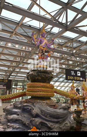 Vishnu steht auf der riesigen Schildkröte Kurma in der Skulptur „Aufwirbeln des Milchmeers“ in der Abflughalle des Flughafens Suvarnabhumi, Bangkok Stockfoto