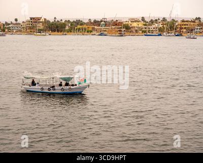 Boot auf dem Nil in Luxor Stockfoto