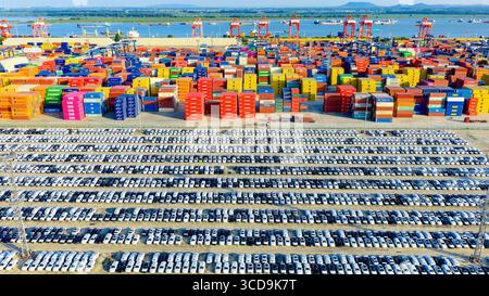 Peking, China. August 2025. Ein am 8. August 2025 aufgenommenes Drohnenfoto zeigt, wie Autos auf eine Frachtfähre an einem Frachtdock in Nanjing, der ostchinesischen Provinz Jiangsu, geladen werden sollen. Quelle: Yang Suping/Xinhua/Alamy Live News Stockfoto