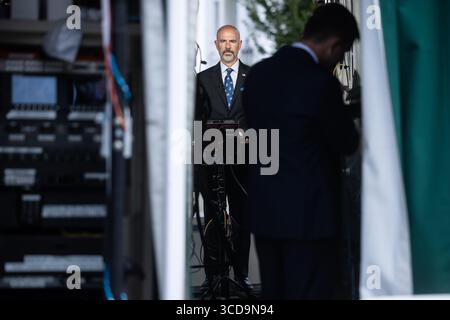Washington, DC, USA. August 2025. Terrance C Cole, Verwaltungsrat. Die Drug Enforcement Administration (DEA) und der Interims Federal Commissioner des District of Columbia Metropolitan Police Department (MPD) werden am 12. August 2025 vor dem Weißen Haus in Washington, DC, USA, für das Fernsehen interviewt. Guthaben: Francis Chung/Pool über CNP/dpa/Alamy Live News Stockfoto