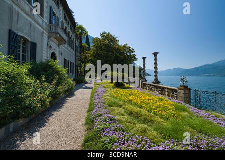 Verzierte Gärten entlang der Küste des Comer Sees in der Villa Monastero di Varenna, Varenna, Provinz Lecco, Lombardei, Italien Stockfoto