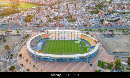 Atemberaubender Blick aus der Vogelperspektive auf das El Campin Stadium in Bogotá, Kolumbien, mit seiner lebhaften Atmosphäre und dem umliegenden Stadtbild. Stockfoto