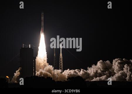 Merritt Island, Florida, USA. August 2025. Eine United Launch Alliance (ULA) Vulcan Centaur Rakete startet am 12. August 2025 um 20:56 Uhr EDT vom Space Launch Complex-41 (SLC-41), Cape Canaveral Space Force Station, Florida, mit zwei US-amerikanischen Sicherheitssatelliten für die Space Force und das Space Systems Command (Credit Image: © Jennifer Briggs/ZUMA Press Wire). Nicht für kommerzielle ZWECKE! Quelle: ZUMA Press, Inc./Alamy Live News Stockfoto