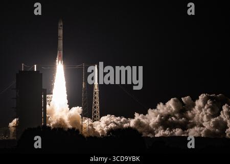 Merritt Island, Florida, USA. August 2025. Eine United Launch Alliance (ULA) Vulcan Centaur Rakete startet am 12. August 2025 um 20:56 Uhr EDT vom Space Launch Complex-41 (SLC-41), Cape Canaveral Space Force Station, Florida, mit zwei US-amerikanischen Sicherheitssatelliten für die Space Force und das Space Systems Command (Credit Image: © Jennifer Briggs/ZUMA Press Wire). Nicht für kommerzielle ZWECKE! Quelle: ZUMA Press, Inc./Alamy Live News Stockfoto
