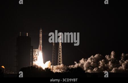Merritt Island, Florida, USA. August 2025. Eine United Launch Alliance (ULA) Vulcan Centaur Rakete startet am 12. August 2025 um 20:56 Uhr EDT vom Space Launch Complex-41 (SLC-41), Cape Canaveral Space Force Station, Florida, mit zwei US-amerikanischen Sicherheitssatelliten für die Space Force und das Space Systems Command (Credit Image: © Jennifer Briggs/ZUMA Press Wire). Nicht für kommerzielle ZWECKE! Quelle: ZUMA Press, Inc./Alamy Live News Stockfoto