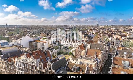 Stadtzentrum von Amsterdam aus der Vogelperspektive, Skyline mit historischen Gebäuden, niederländische Architektur und Kanal, Amsterdam Drohne Stadtlandschaft, Niederlande Stockfoto