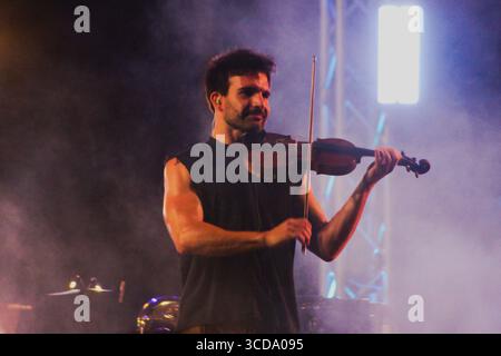 Calimera, Italien - 21. Juni 2025: Super Taranta Musikfestival in Salento. Die Veranstaltung findet auf dem öffentlichen Platz statt und ist frei zugänglich. Stockfoto