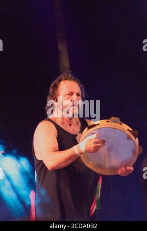 Calimera, Italien - 21. Juni 2025: Super Taranta Musikfestival in Salento. Die Veranstaltung findet auf dem öffentlichen Platz statt und ist frei zugänglich. Stockfoto