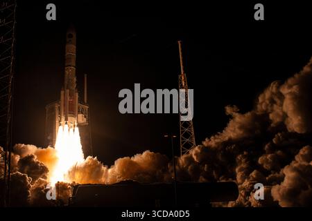 Merritt Island, Florida, USA. August 2025. Eine United Launch Alliance (ULA) Vulcan Centaur Rakete startet am 12. August 2025 um 20:56 Uhr EDT vom Space Launch Complex-41 (SLC-41), Cape Canaveral Space Force Station, Florida, mit zwei US-amerikanischen Sicherheitssatelliten für die Space Force und das Space Systems Command (Credit Image: © Jennifer Briggs/ZUMA Press Wire). Nicht für kommerzielle ZWECKE! Quelle: ZUMA Press, Inc./Alamy Live News Stockfoto