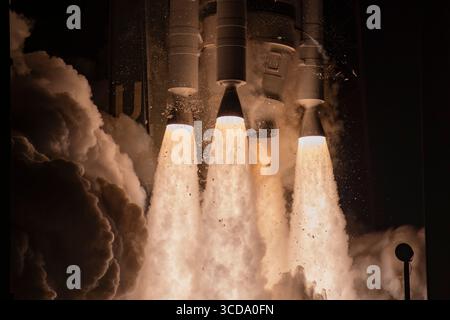 Merritt Island, Florida, USA. August 2025. Eine United Launch Alliance (ULA) Vulcan Centaur Rakete startet am 12. August 2025 um 20:56 Uhr EDT vom Space Launch Complex-41 (SLC-41), Cape Canaveral Space Force Station, Florida, mit zwei US-amerikanischen Sicherheitssatelliten für die Space Force und das Space Systems Command (Credit Image: © Jennifer Briggs/ZUMA Press Wire). Nicht für kommerzielle ZWECKE! Quelle: ZUMA Press, Inc./Alamy Live News Stockfoto
