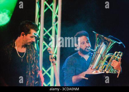 Calimera, Italien - 21. Juni 2025: Super Taranta Musikfestival in Salento. Die Veranstaltung findet auf dem öffentlichen Platz statt und ist frei zugänglich. Stockfoto