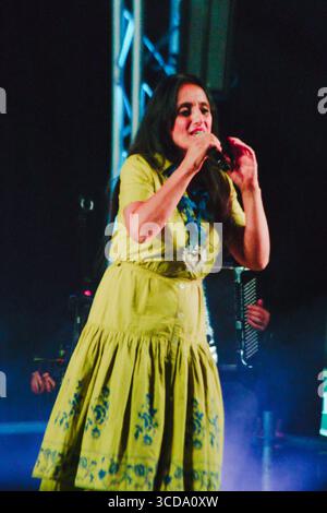 Calimera, Italien - 21. Juni 2025: Super Taranta Musikfestival in Salento. Die Veranstaltung findet auf dem öffentlichen Platz statt und ist frei zugänglich. Stockfoto