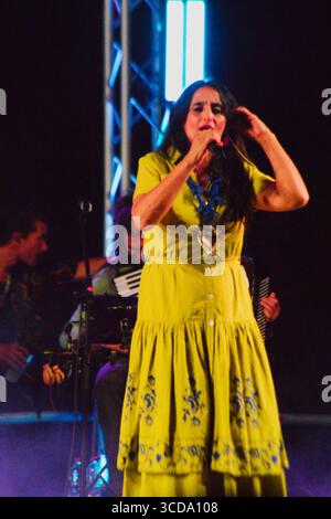 Calimera, Italien - 21. Juni 2025: Super Taranta Musikfestival in Salento. Die Veranstaltung findet auf dem öffentlichen Platz statt und ist frei zugänglich. Stockfoto