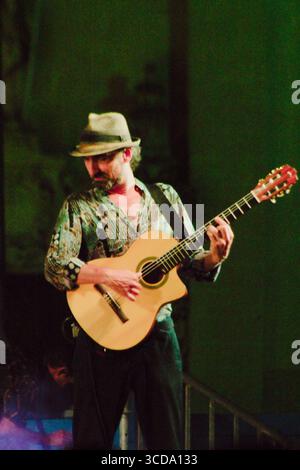 Calimera, Italien - 21. Juni 2025: Super Taranta Musikfestival in Salento. Die Veranstaltung findet auf dem öffentlichen Platz statt und ist frei zugänglich. Stockfoto