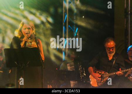 Calimera, Italien - 21. Juni 2025: Super Taranta Musikfestival in Salento. Die Veranstaltung findet auf dem öffentlichen Platz statt und ist frei zugänglich. Stockfoto