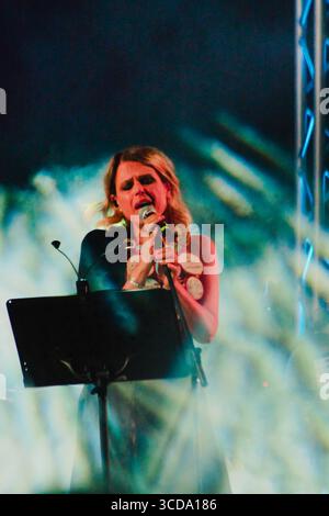 Calimera, Italien - 21. Juni 2025: Super Taranta Musikfestival in Salento. Die Veranstaltung findet auf dem öffentlichen Platz statt und ist frei zugänglich. Stockfoto