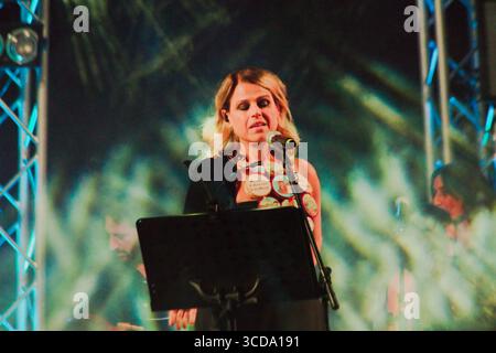 Calimera, Italien - 21. Juni 2025: Super Taranta Musikfestival in Salento. Die Veranstaltung findet auf dem öffentlichen Platz statt und ist frei zugänglich. Stockfoto