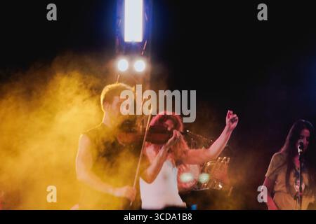 Calimera, Italien - 21. Juni 2025: Super Taranta Musikfestival in Salento. Die Veranstaltung findet auf dem öffentlichen Platz statt und ist frei zugänglich. Stockfoto