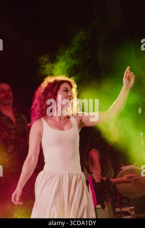 Calimera, Italien - 21. Juni 2025: Super Taranta Musikfestival in Salento. Die Veranstaltung findet auf dem öffentlichen Platz statt und ist frei zugänglich. Stockfoto