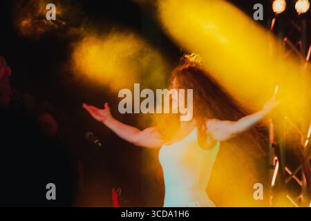 Calimera, Italien - 21. Juni 2025: Super Taranta Musikfestival in Salento. Die Veranstaltung findet auf dem öffentlichen Platz statt und ist frei zugänglich. Stockfoto