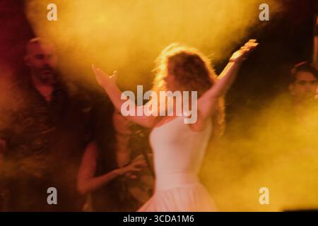 Calimera, Italien - 21. Juni 2025: Super Taranta Musikfestival in Salento. Die Veranstaltung findet auf dem öffentlichen Platz statt und ist frei zugänglich. Stockfoto