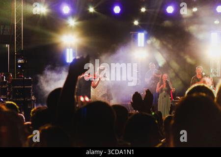 Calimera, Italien - 21. Juni 2025: Super Taranta Musikfestival in Salento. Die Veranstaltung findet auf dem öffentlichen Platz statt und ist frei zugänglich. Stockfoto