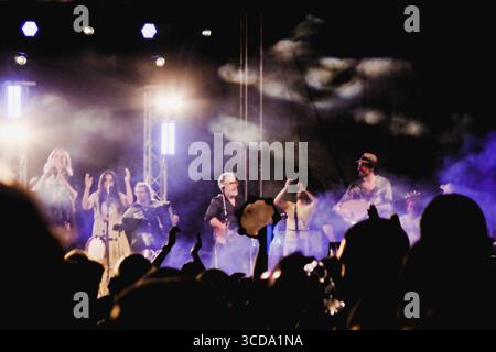 Calimera, Italien - 21. Juni 2025: Super Taranta Musikfestival in Salento. Die Veranstaltung findet auf dem öffentlichen Platz statt und ist frei zugänglich. Stockfoto