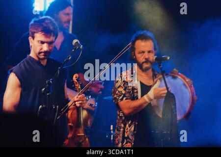 Calimera, Italien - 21. Juni 2025: Super Taranta Musikfestival in Salento. Die Veranstaltung findet auf dem öffentlichen Platz statt und ist frei zugänglich. Stockfoto