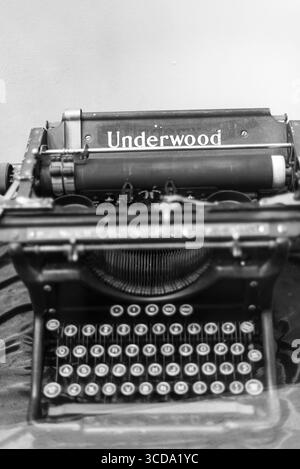 Schwarzweißfoto einer alten Underwood-Schreibmaschine in einem Antiquitätengeschäft in Seoul, Südkorea am 29. Januar 2024 Stockfoto