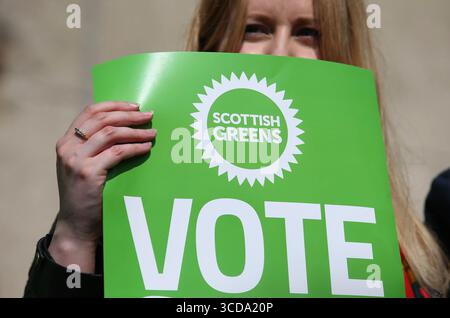 Aktenfoto vom 05/17 eines Grünen-Unterstützers mit einem Plakat. Die Mitglieder der Scottish Green Party werden ab Mittwoch für die neue Parteiführung stimmen. Die Abstimmung zur Ersetzung des derzeitigen Teams aus den beiden Führern Patrick Harvie und Lorna Slater wird bis zum 22. August geöffnet sein. Die Ergebnisse werden eine Woche später am 29. August veröffentlicht. Lorna Slater sucht eine Wiederwahl für ihre Rolle an der Seite der MSPs Ross Greer und Gillian Mackay. Ausgabedatum: Mittwoch, 13. August 2025. Stockfoto