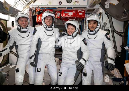 NASA SpaceX Expedition 73 posiert an Bord der Internationalen Raumstation 29. Juli 2025, International Space Station, Earth Orbit: Stehend von links: Roscosmos-Kosmonaut Kirill Peskov, NASA-Astronauten Nichole Ayers, Anne McClain und JAXA-Astronaut Takuya Onishi posieren zusammen während einer FIT-Prüfung ihrer Druckanzüge im Harmony-Modul der Internationalen Raumstation am 29. Juli 2025 in Earth Orbit. Die Besatzung der Expedition 73 startet am 8. August nach fast 7 Monaten im Weltraum an Bord der Internationalen Raumstation. Kreditbild: NASA/Planet Pix via ZUMA Press Wire International Space St Stockfoto