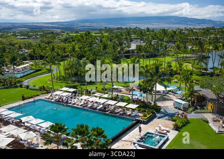 Blick aus der Vogelperspektive auf den Swimmingpool im Mauna Lani, Auberge Resorts, Puako, South Kohala District, Hawaii, USA Stockfoto