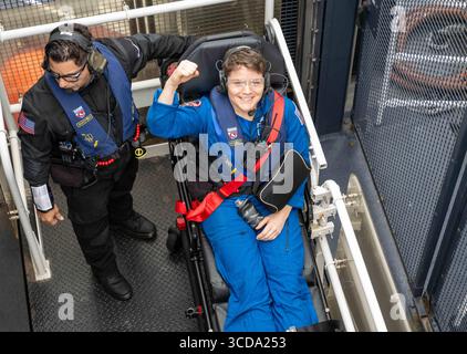 NASA SpaceX Expedition 73 kehrt am 9. August 2025 zur Erde zurück, San Diego, CA, Vereinigte Staaten von Amerika: NASA-Astronautin Anne McClain im Decksaufzug auf dem Weg zu einem Helikopter auf dem SpaceX-Bergungsschiff SHANNON nach dem Spritzen im Pazifischen Ozean am 9. August 2025 vor der Küste von San Diego, Kalifornien. Die Besatzung der Expedition 73, darunter die NASA-Astronauten Anne McClain und Nichole Ayers, die JAXA-Astronautin Takuya Onishi und der Roscosmos-Kosmonaut Kirill Peskov, kehrte nach fast 7 Monaten im Weltraum an Bord der Internationalen Raumstation zurück. Kreditbild: Keegan Barber/NASA/Planet Pix via ZUMA Press Stockfoto