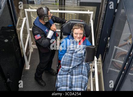 Die NASA SpaceX Expedition 73 kehrt am 9. August 2025 zur Erde zurück, San Diego, CA, USA: Roscosmos-Kosmonaut Kirill Peskov im Decksaufzug auf dem Weg zu einem Helikopter auf dem SpaceX-Bergungsschiff SHANNON nach dem Spritzen im Pazifischen Ozean am 9. August 2025 vor der Küste von San Diego, Kalifornien. Die Besatzung der Expedition 73, darunter die NASA-Astronauten Anne McClain und Nichole Ayers, die JAXA-Astronautin Takuya Onishi und der Roscosmos-Kosmonaut Kirill Peskov, kehrte nach fast 7 Monaten im Weltraum an Bord der Internationalen Raumstation zurück. Kreditbild: Keegan Barber/NASA/Planet Pix via ZUMA Stockfoto