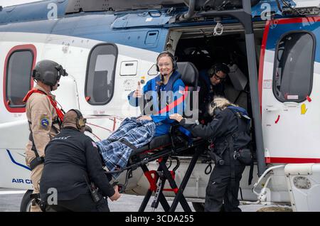 NASA SpaceX Expedition 73 kehrt am 9. August 2025 zur Erde zurück, San Diego, CA, Vereinigte Staaten von Amerika: NASA-Astronaut Nichole Ayers wird an Bord eines Helikopters auf dem SpaceX-Rückgewinnungsschiff SHANNON nach dem Spritzen im Pazifischen Ozean am 9. August 2025 vor der Küste von San Diego, Kalifornien, unterstützt. Die Besatzung der Expedition 73, darunter die NASA-Astronauten Anne McClain und Nichole Ayers, die JAXA-Astronautin Takuya Onishi und der Roscosmos-Kosmonaut Kirill Peskov, kehrte nach fast 7 Monaten im Weltraum an Bord der Internationalen Raumstation zurück. Kreditbild: Keegan Barber/NASA/Planet Pix über ZUMA Press Wire San Diego Kennedy Spa Stockfoto