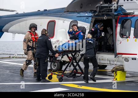 NASA SpaceX Expedition 73 kehrt am 9. August 2025 zur Erde zurück, San Diego, CA, Vereinigte Staaten von Amerika: NASA-Astronautin Anne McClain wird an Bord eines Helikopters auf dem SpaceX-Rückgewinnungsschiff SHANNON nach dem Spritzen im Pazifischen Ozean am 9. August 2025 vor der Küste von San Diego, Kalifornien, unterstützt. Die Besatzung der Expedition 73, darunter die NASA-Astronauten Anne McClain und Nichole Ayers, die JAXA-Astronautin Takuya Onishi und der Roscosmos-Kosmonaut Kirill Peskov, kehrte nach fast 7 Monaten im Weltraum an Bord der Internationalen Raumstation zurück. Kreditbild: Keegan Barber/NASA/Planet Pix via ZUMA Press Wire San Diego Kennedy Spac Stockfoto