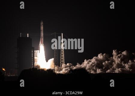 Merritt Island, Florida, USA. August 2025. Eine United Launch Alliance (ULA) Vulcan Centaur Rakete startet am 12. August 2025 um 20:56 Uhr EDT vom Space Launch Complex-41 (SLC-41), Cape Canaveral Space Force Station, Florida, mit zwei US-amerikanischen Sicherheitssatelliten für die Space Force und das Space Systems Command (Credit Image: © Jennifer Briggs/ZUMA Press Wire). Nicht für kommerzielle ZWECKE! Stockfoto