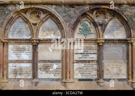 Gedenktafeln an der Wand der Royal Garrison Church in Old Portsmouth. Zeigt Schäden, die durch jahrelange Einwirkung von Witterungseinflüssen entstanden sind. Stockfoto