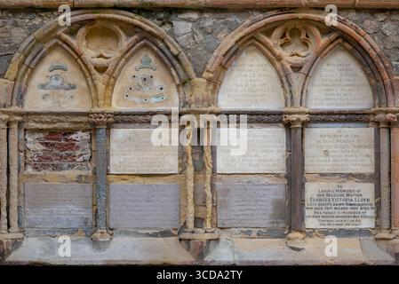 Gedenktafeln an der Wand der Royal Garrison Church in Old Portsmouth. Zeigt Schäden, die durch jahrelange Einwirkung von Witterungseinflüssen entstanden sind. Stockfoto